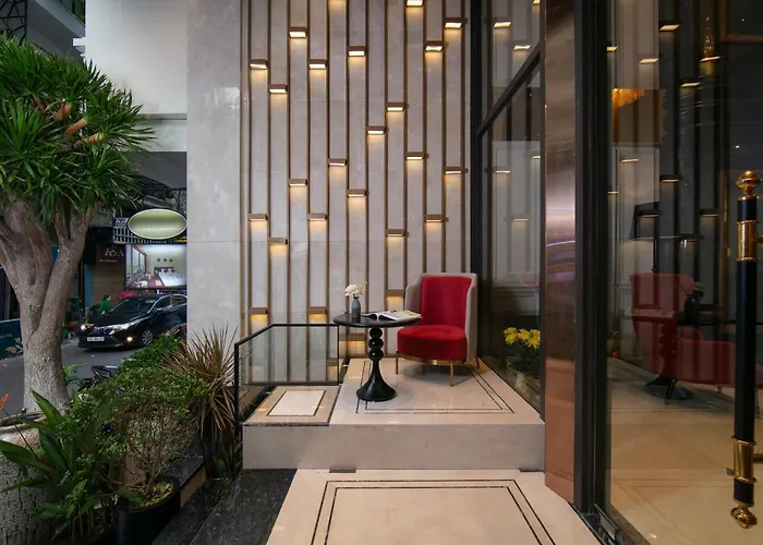 Le Premier Hotel & Rooftop Bar