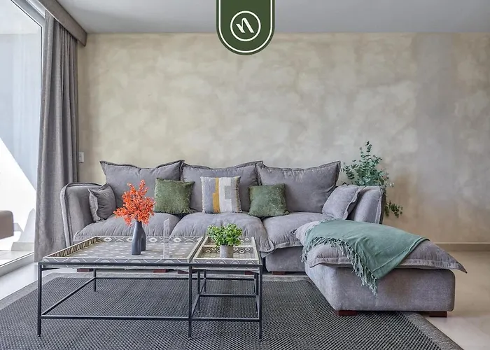 Luxury 2 Bedroom Condo Near Beaches - Pools - Gym